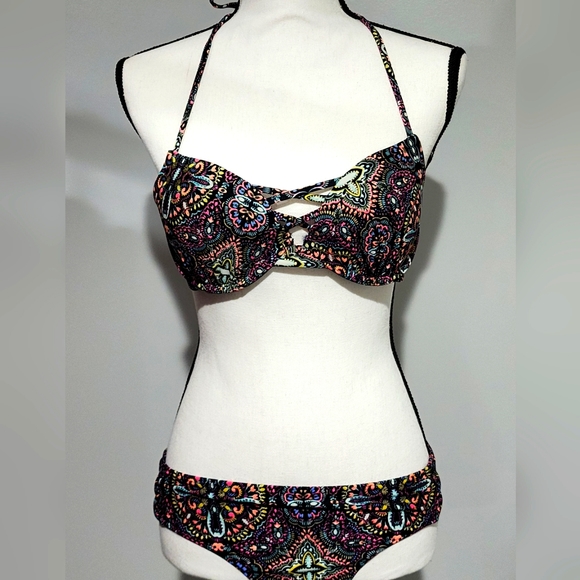 Bikini - Picture 1 of 11